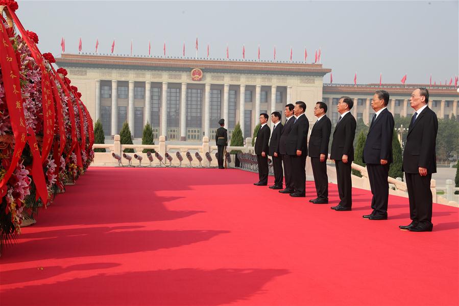 Xi faz tributo aos heróis nacionais na Pra?a Tian'anmen