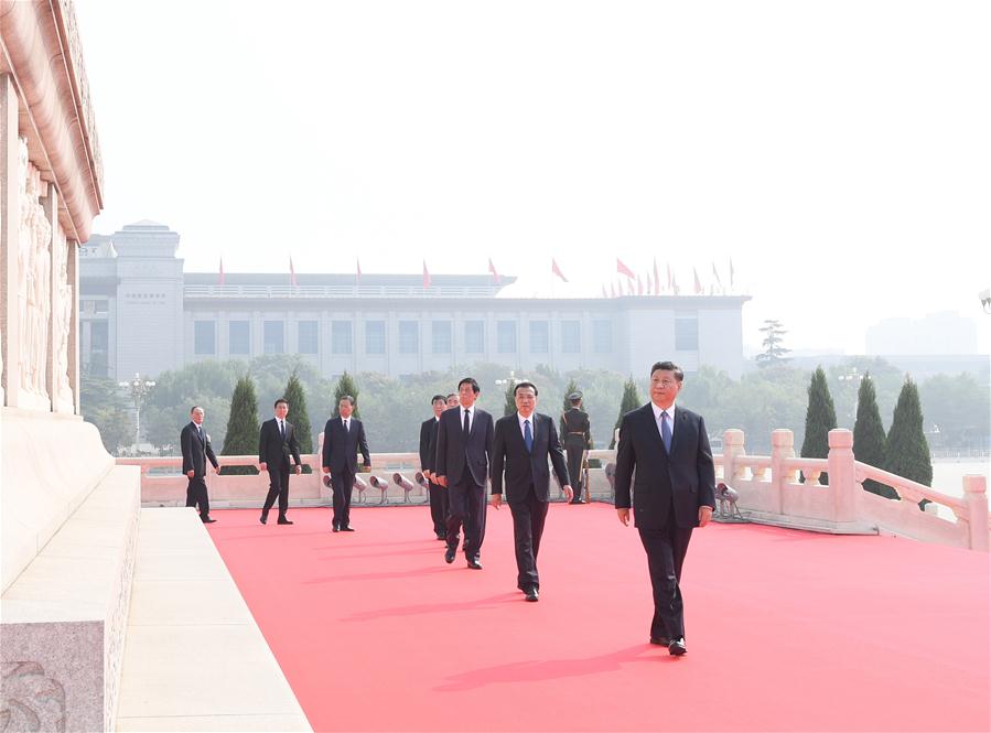 Xi faz tributo aos heróis nacionais na Pra?a Tian'anmen