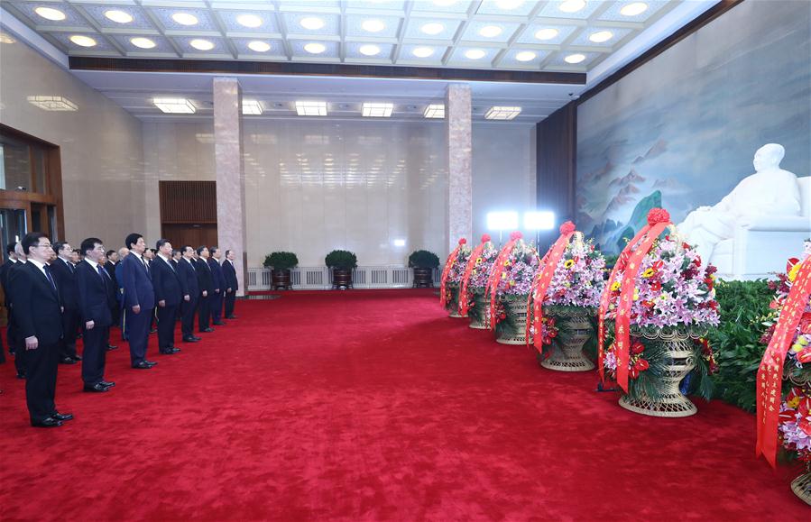 Xi faz tributo aos heróis nacionais na Pra?a Tian'anmen