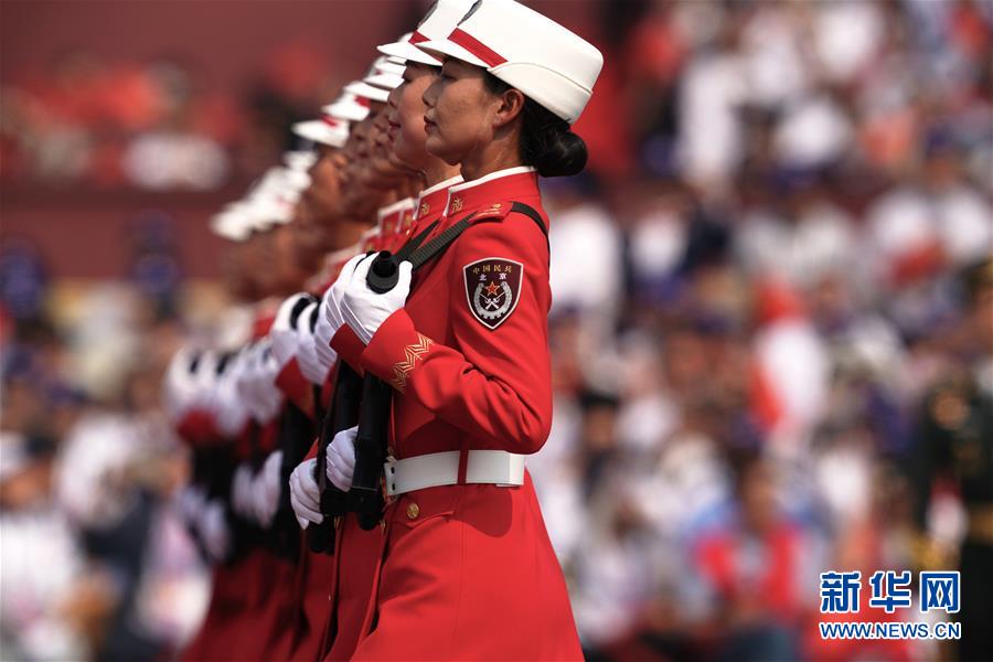 Xi faz revista das for?as armadas no Dia Nacional