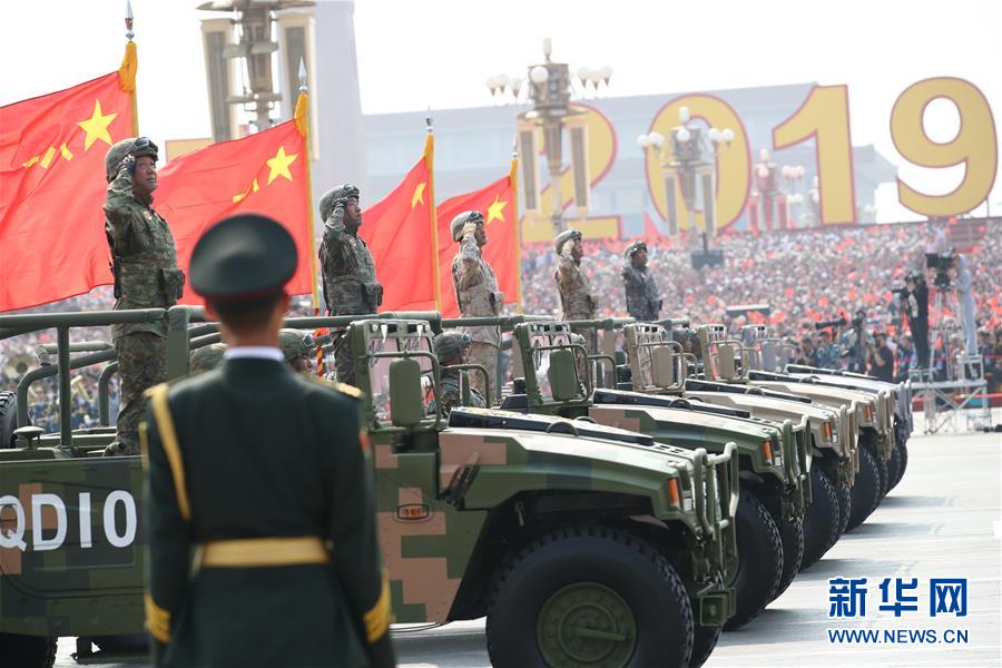 Xi faz revista das for?as armadas no Dia Nacional