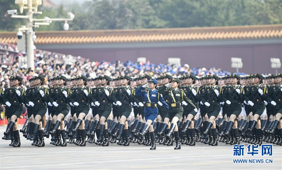 Xi faz revista das for?as armadas no Dia Nacional
