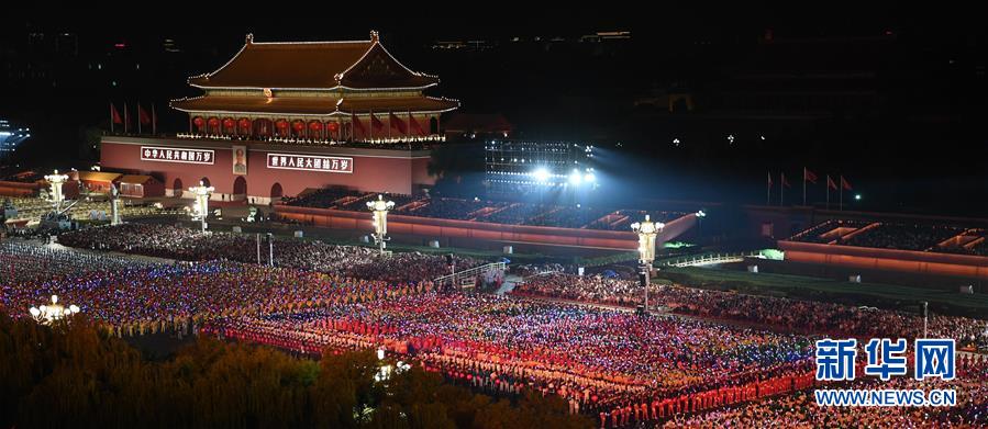 Beijing realiza gala noturna para celebrar o 70o aniversário da funda??o da Nova China
