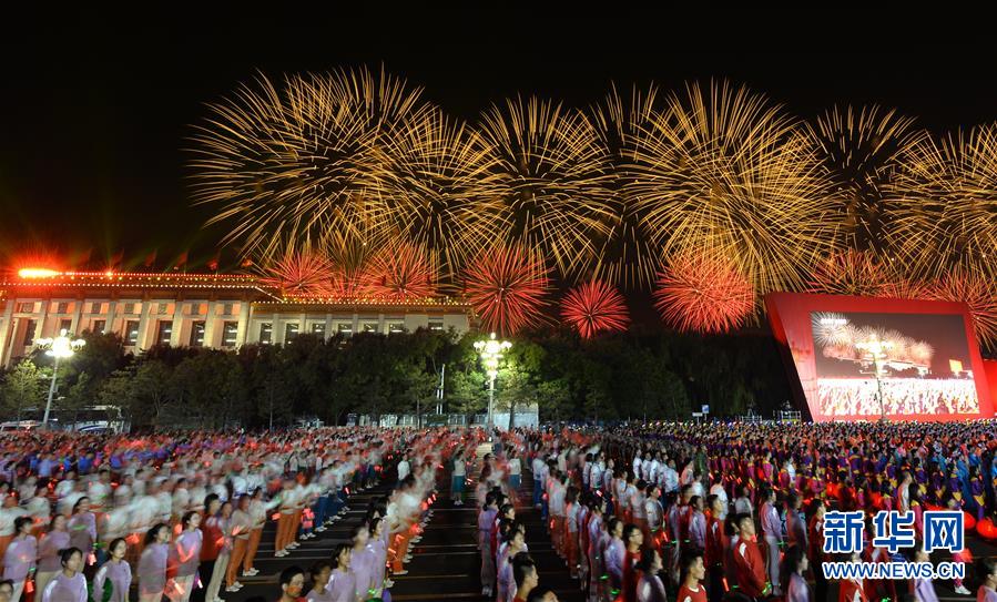 Beijing realiza gala noturna para celebrar o 70o aniversário da funda??o da Nova China