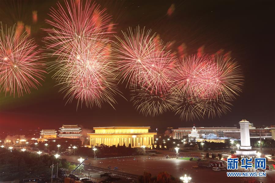 Beijing realiza gala noturna para celebrar o 70o aniversário da funda??o da Nova China