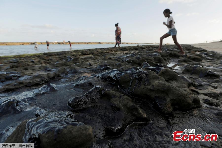 Brasil intensifica limpeza da polui??o costeira de petróleo em que mais de 100 praias foram afetadas