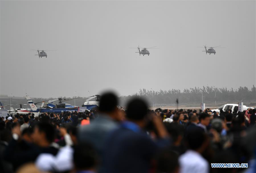 Helicóptero Z-20 da China faz voo de demonstra??o em Tianjin