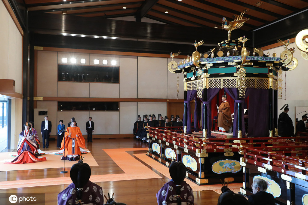 Imperador japonês ascende ao Trono do Crisantemo