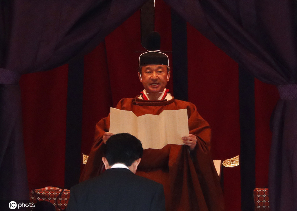 Imperador japonês ascende ao Trono do Crisantemo