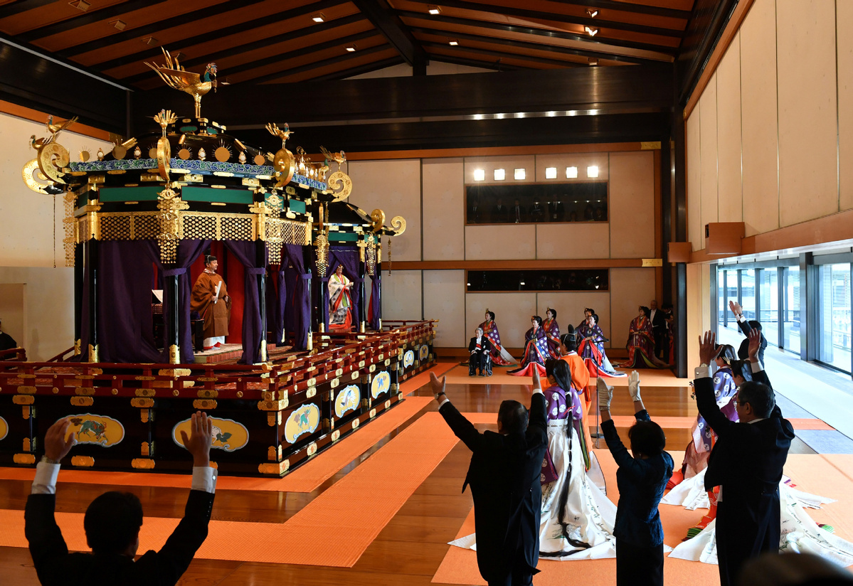 Imperador japonês ascende ao Trono do Crisantemo