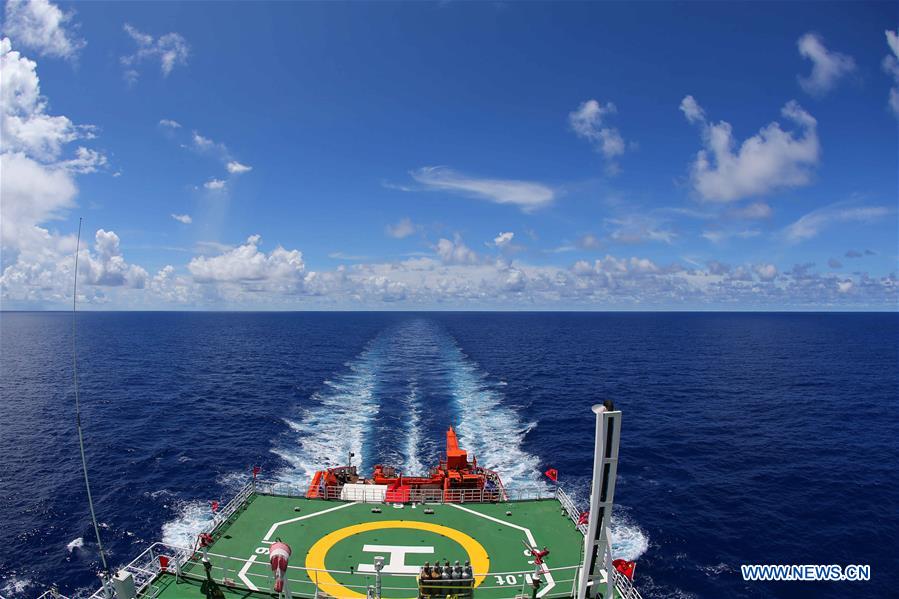 Navio quebra-gelo atravessa linha do equador rumo a expedi??o antártica