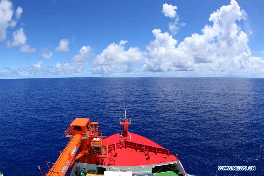 Navio quebra-gelo atravessa linha do equador rumo a expedi??o antártica