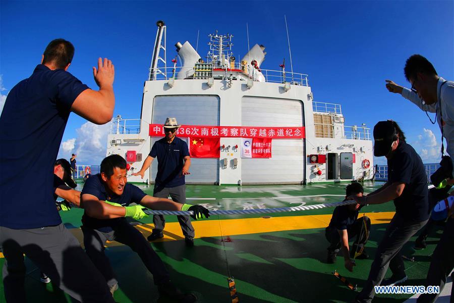 Navio quebra-gelo atravessa linha do equador rumo a expedi??o antártica