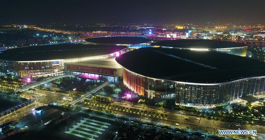 Panorama noturno do local da 2a CIIE em Shanghai