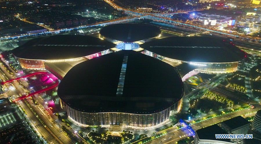 Panorama noturno do local da 2a CIIE em Shanghai