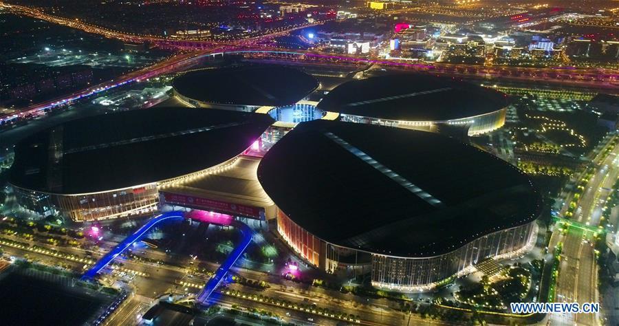 Panorama noturno do local da 2a CIIE em Shanghai