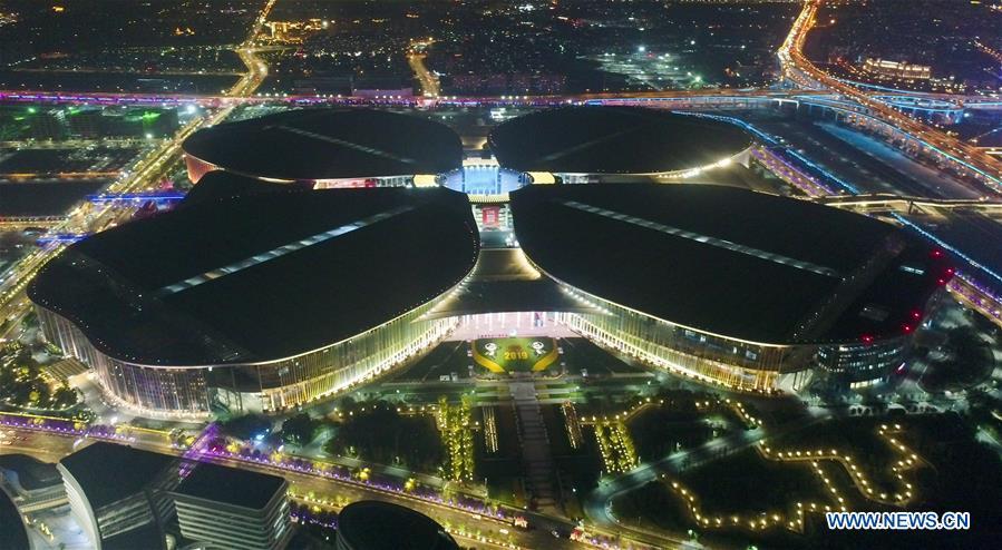 Panorama noturno do local da 2a CIIE em Shanghai