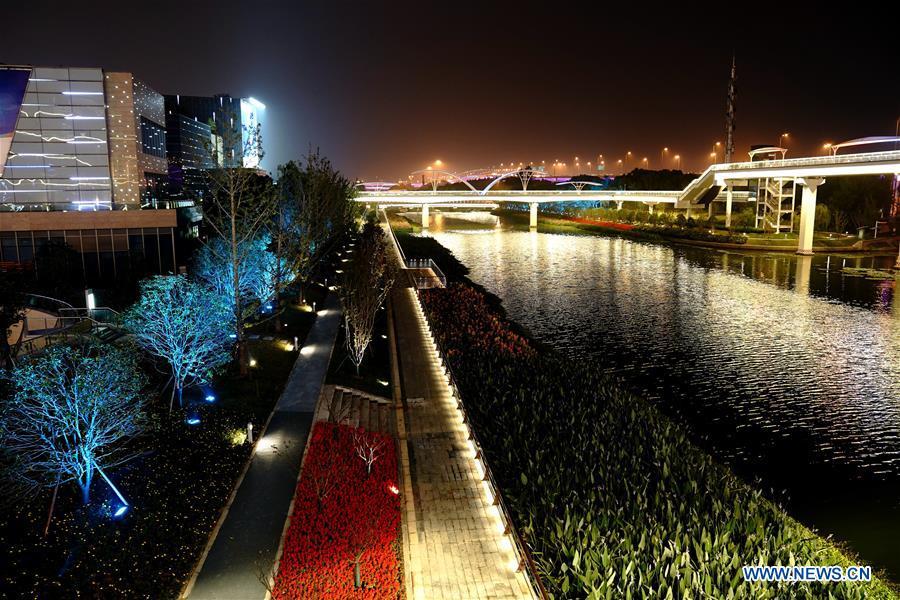 Panorama noturno do local da 2a CIIE em Shanghai