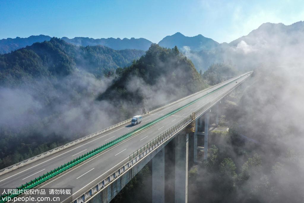 Hunan refor?a constru??o de rede rodoviária para auxiliar no combate à pobreza