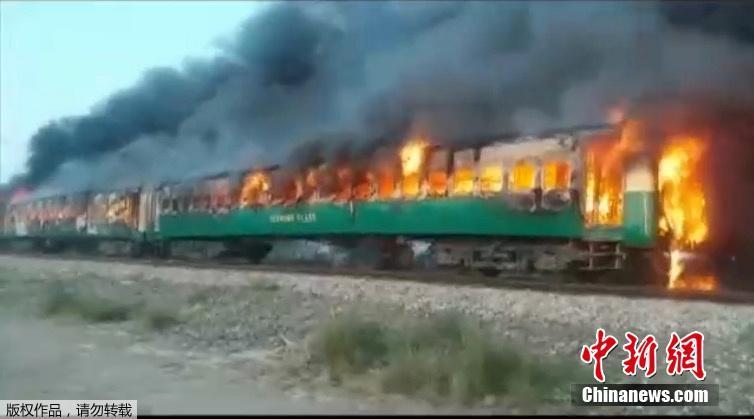 Incêndio em trem deixa ao menos 62 mortos no Paquist?o