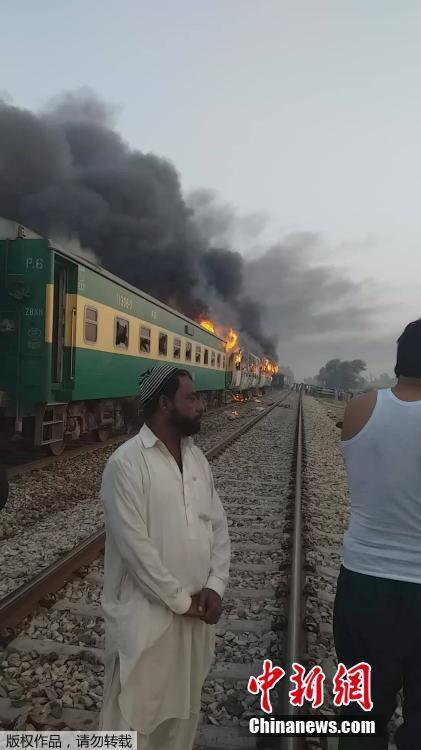 Incêndio em trem deixa ao menos 62 mortos no Paquist?o