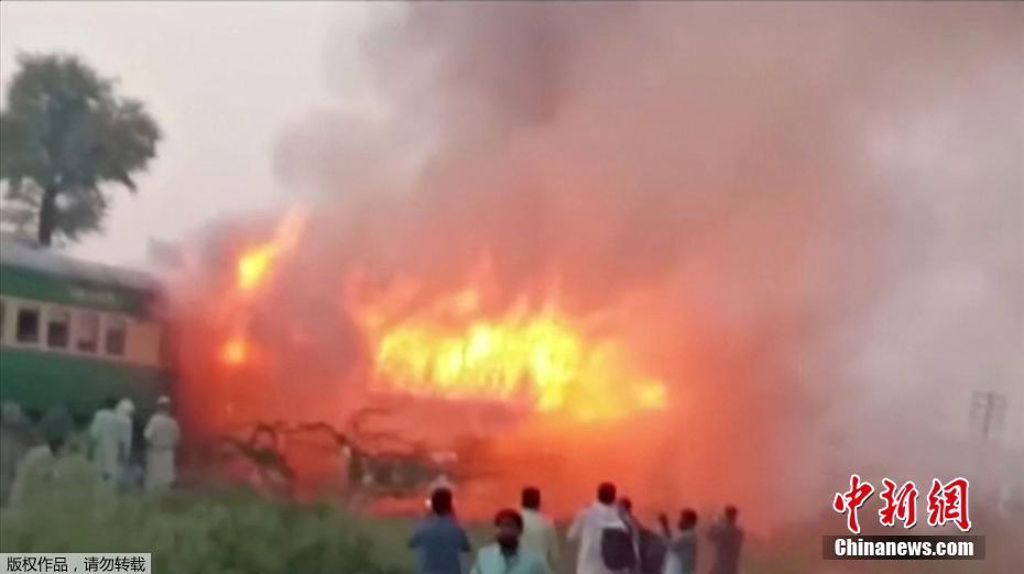 Incêndio em trem deixa ao menos 62 mortos no Paquist?o