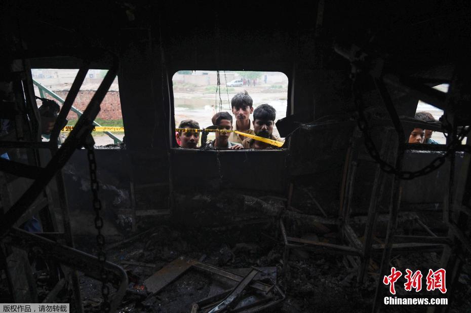 74 mortos à medida que o trem de passageiros pega fogo no Paquist?o Oriental