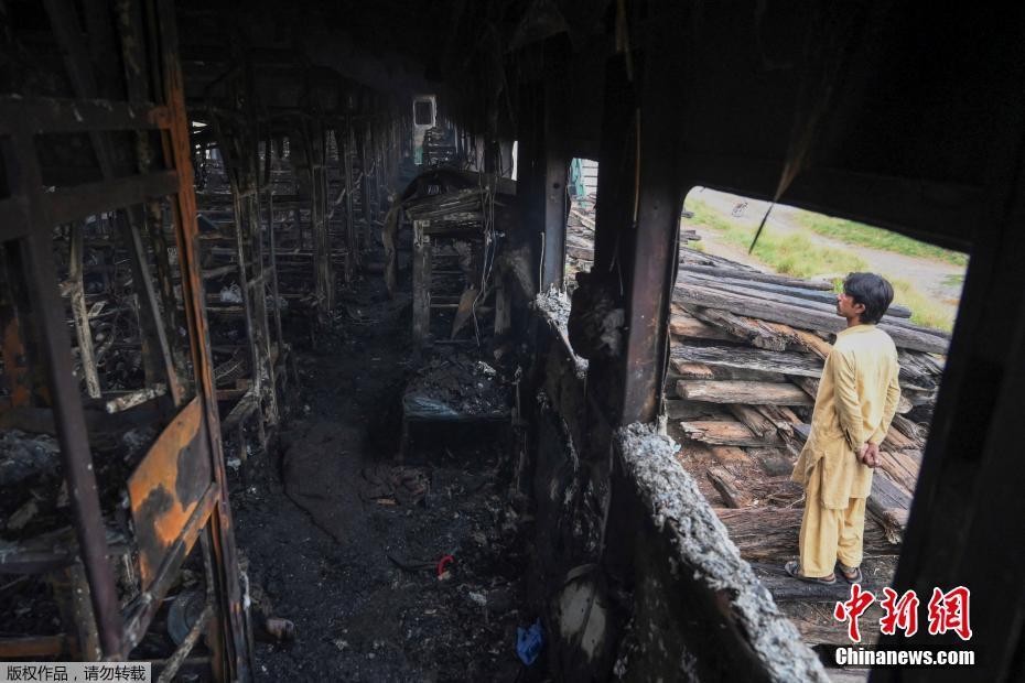 74 mortos à medida que o trem de passageiros pega fogo no Paquist?o Oriental