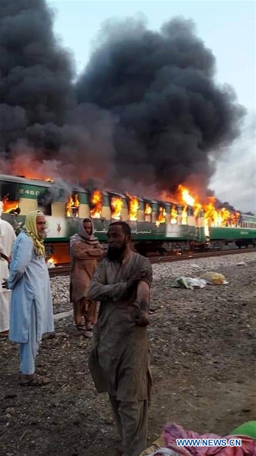74 mortos à medida que o trem de passageiros pega fogo no Paquist?o Oriental