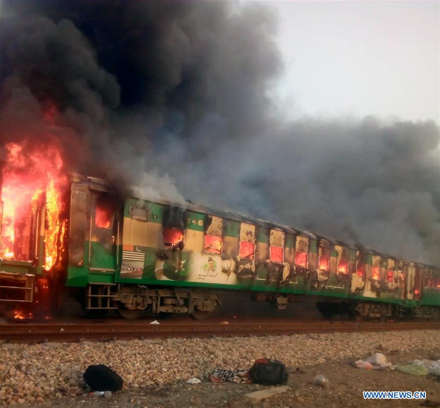 74 mortos à medida que o trem de passageiros pega fogo no Paquist?o Oriental
