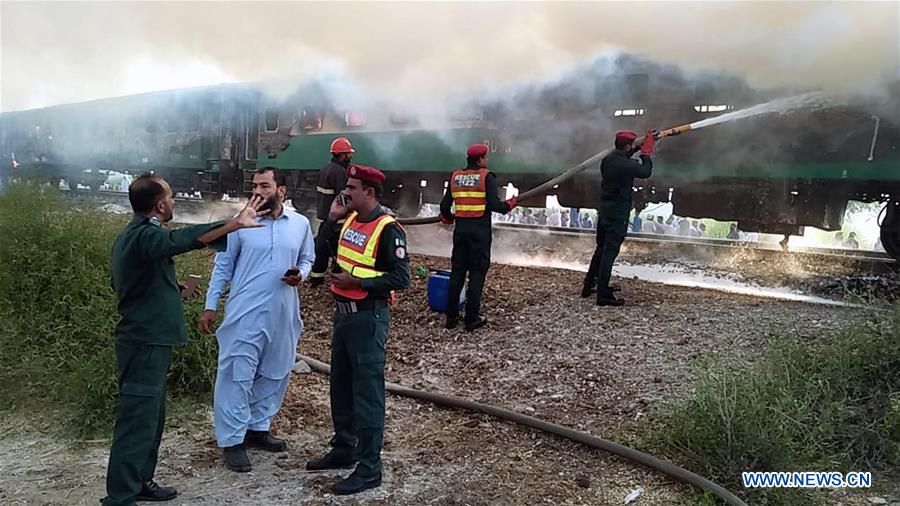 74 mortos à medida que o trem de passageiros pega fogo no Paquist?o Oriental