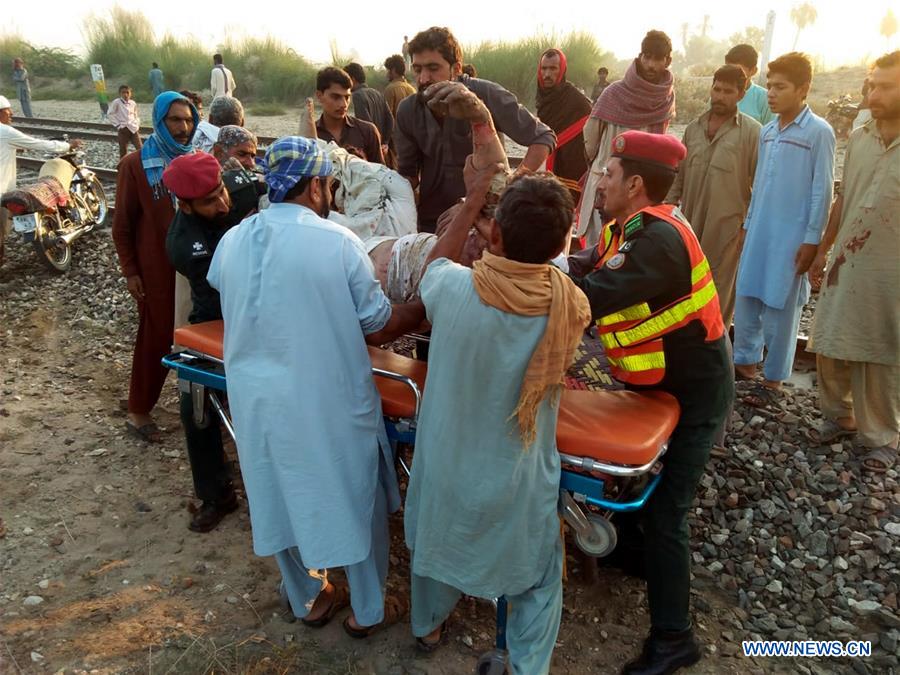 74 mortos à medida que o trem de passageiros pega fogo no Paquist?o Oriental