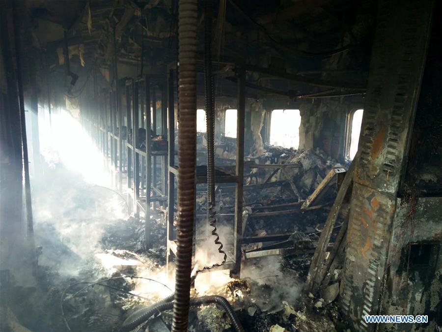 74 mortos à medida que o trem de passageiros pega fogo no Paquist?o Oriental