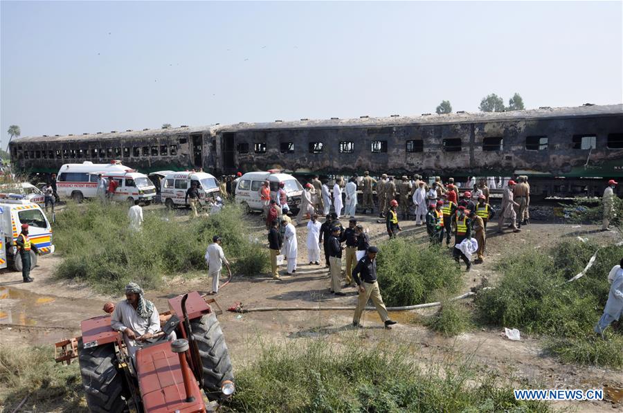 74 mortos à medida que o trem de passageiros pega fogo no Paquist?o Oriental