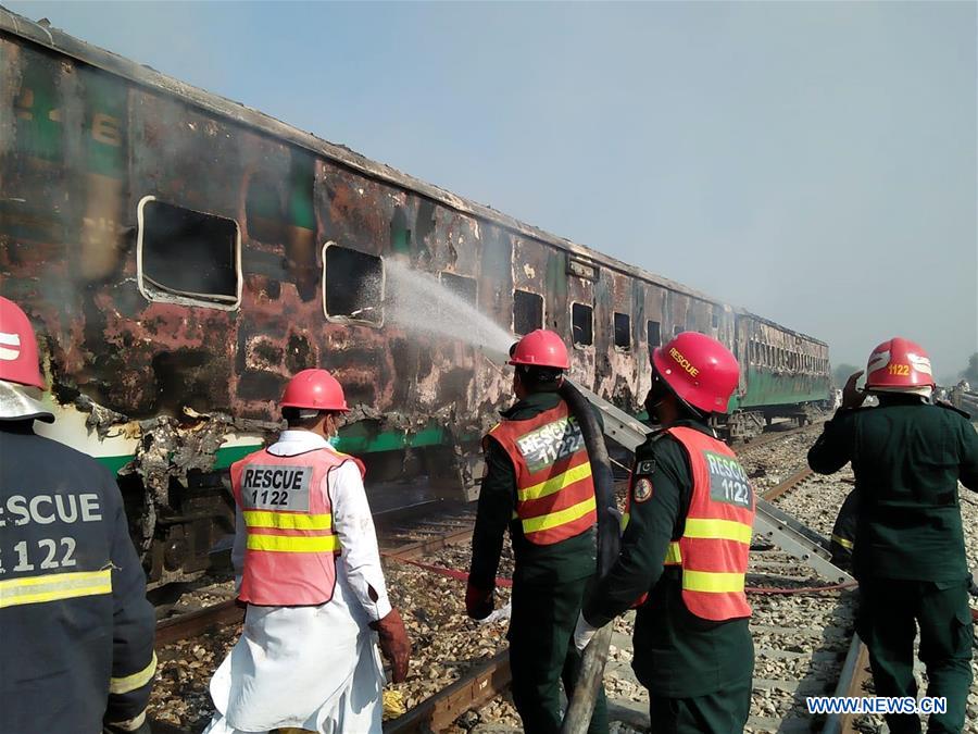 74 mortos à medida que o trem de passageiros pega fogo no Paquist?o Oriental
