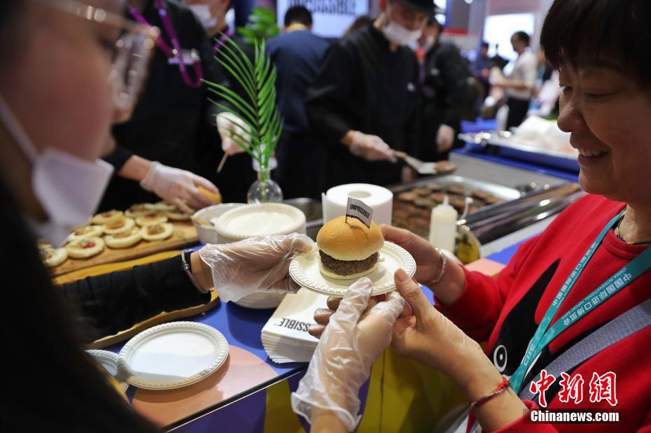 2a CIIE: Sanduíche de carne artificial atrai visitantes