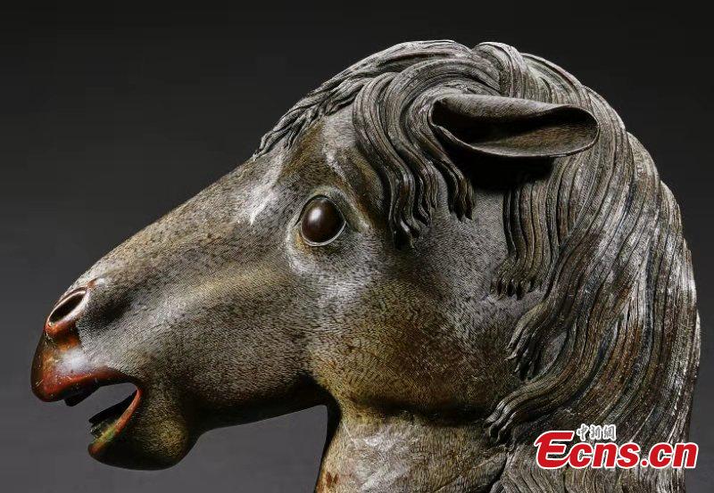 Cabe?a de cavalo de bronze retorna a sua terra natal