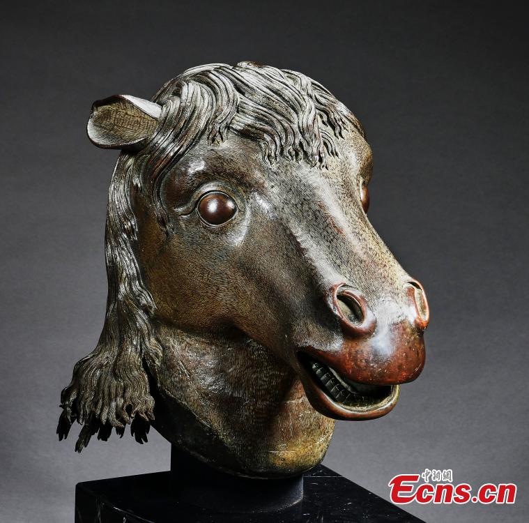 Cabe?a de cavalo de bronze retorna a sua terra natal