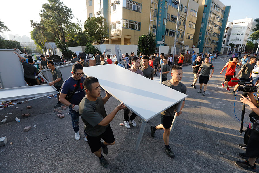 Moradores limpam destro?os de protesto deixados durante fim de semana caótico