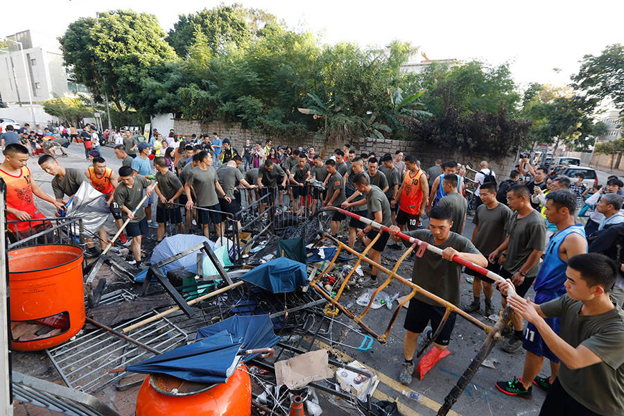 Moradores limpam destro?os de protesto deixados durante fim de semana caótico