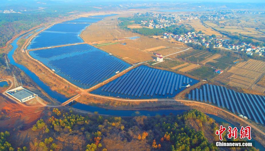 Insólito: Curso do rio abandonado na China transformado em usina de eletricidade fotovoltaica
?