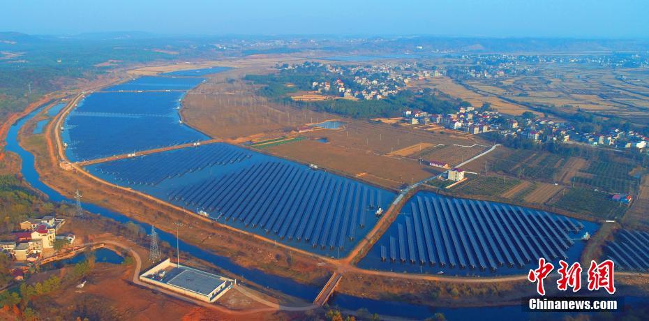 Insólito: Curso do rio abandonado na China transformado em usina de eletricidade fotovoltaica
?