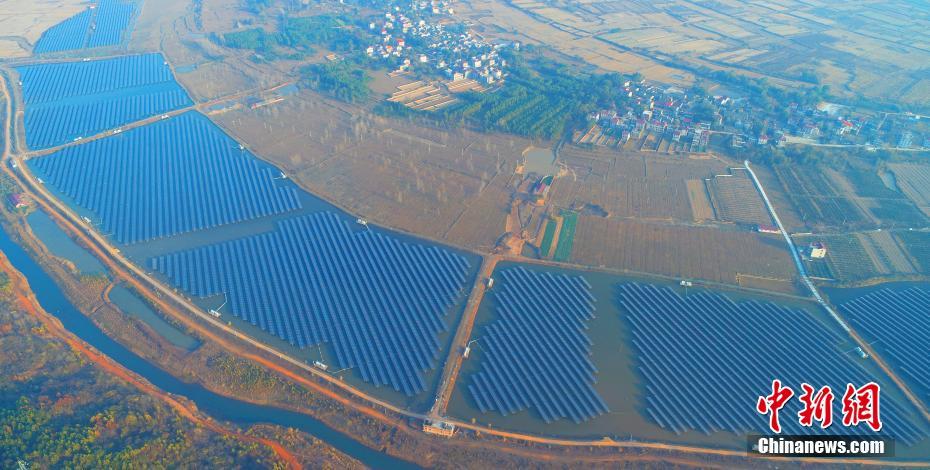 Insólito: Curso do rio abandonado na China transformado em usina de eletricidade fotovoltaica
?