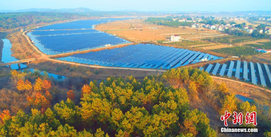Insólito: Curso do rio abandonado na China transformado em usina de eletricidade fotovoltaica
?