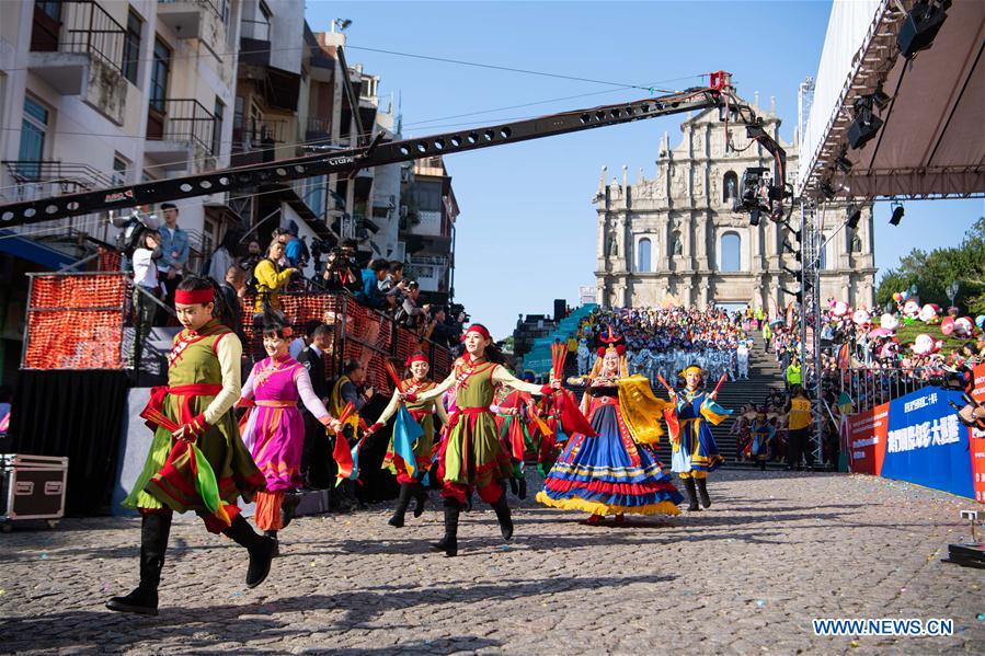 Desfile realizado para celebrar 20o aniversário do retorno de Macau à China
