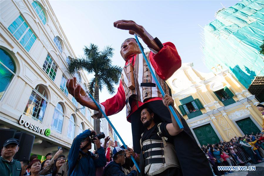 Desfile realizado para celebrar 20o aniversário do retorno de Macau à China