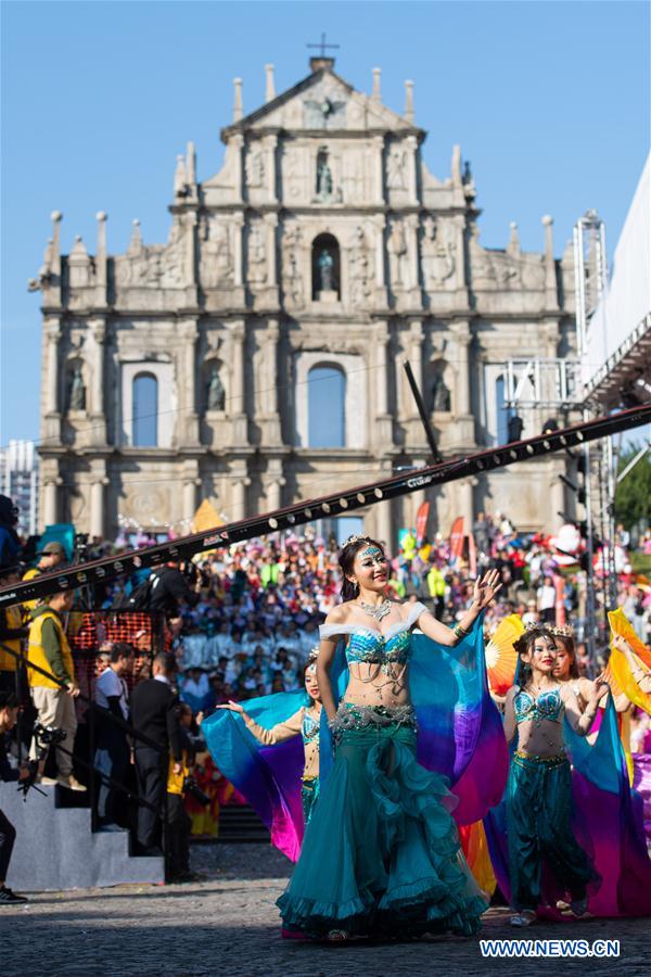 Desfile realizado para celebrar 20o aniversário do retorno de Macau à China
