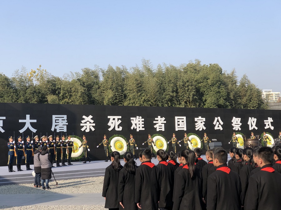 China i?a bandeira a meia haste em memória das vítimas do Massacre de Nanjing