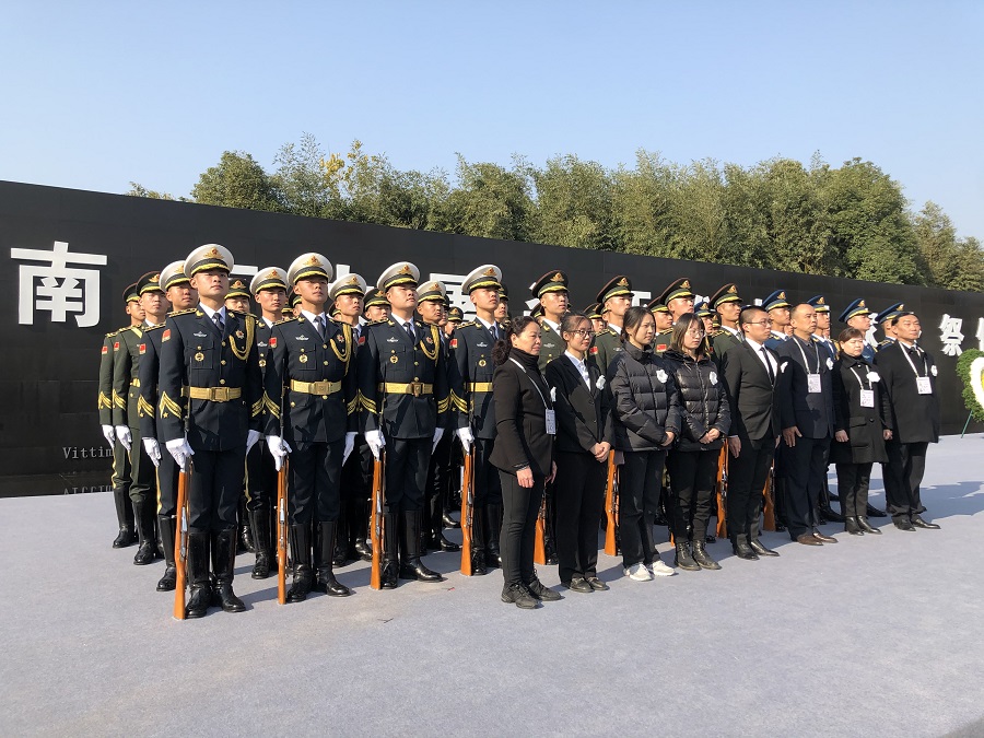 China i?a bandeira a meia haste em memória das vítimas do Massacre de Nanjing