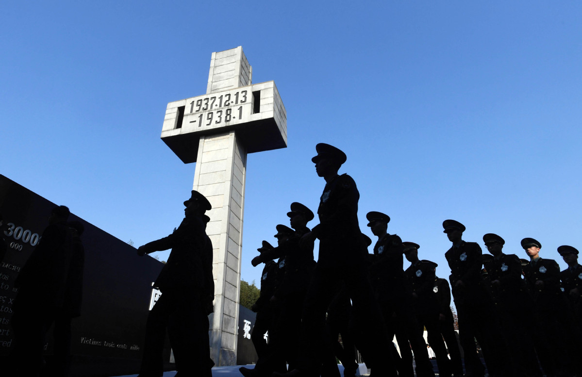 China i?a bandeira a meia haste em memória das vítimas do Massacre de Nanjing